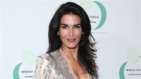 Angie Harmon wows fans in sunny bikini snapshot while。